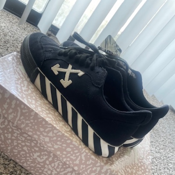 Black and White OFF- White Vulc Low - Picture 1 of 13